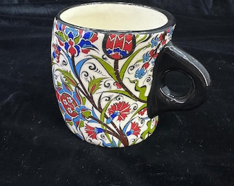 Taza de cerámica hecha a mano con diseño floral pintado a mano — Taza de café y té artesanal