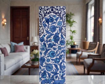 Painel decorativo de parede em azulejo cerâmico artesanal, com estampa floral azul (40 x 120 cm)