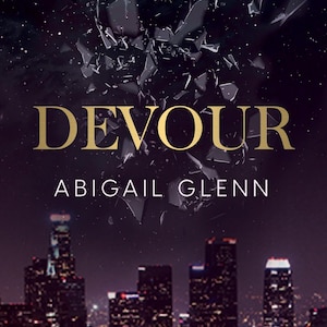 以下が含まれることがあります： 金色の文字で「DEVOUR」と書かれた本の表紙。著者のアビゲイル・グレンの名前が下にあります。背景には暗い都市景観とガラスの破片が描かれています。全体的に暗く神秘的なテーマです。