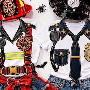 Può includere: Due magliette bianche con stampe grafiche di un'uniforme da vigile del fuoco con bretelle rosse e un'uniforme da poliziotto con cravatta blu scuro. La maglietta da vigile del fuoco include un distintivo con la scritta FIRE DEPT, quella da poliziotto un distintivo con la scritta POLICE. Entrambe sono abbinate a caschi in plastica.