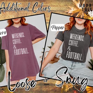 Op de afbeelding: Er worden twee T-shirts getoond, &eacute;&eacute;n in bessenkleur en &eacute;&eacute;n in peperkleur. Elk shirt heeft de witte tekst "WEEKENDS. COFFEE. & FOOTBALL.". Het bessen shirt is gelabeld "Loose" en het peper shirt is gelabeld "Snug". De afbeelding bevat ook de tekst "Additional Colors".
