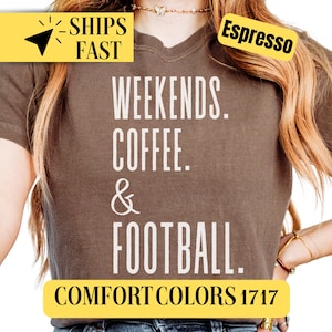 Op de afbeelding: Espresso-kleurig t-shirt met de woorden "WEEKENDS. COFFEE. & FOOTBALL." in witte blokletters. Het shirt heeft ook de tekst "COMFORT COLORS 1717" in een gele rechthoek.