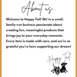 Op de afbeelding: Witte achtergrond met de tekst "About us..." in een handgeschreven lettertype. De tekst luidt: "Welkom bij Happy Tail! We zijn een klein familiebedrijf dat gepassioneerd is door het cre&euml;ren van leuke, zinvolle producten die vreugde brengen in je dagelijkse momenten."