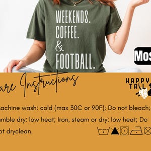Op de afbeelding: Olijfgroen t-shirt met de witte tekst "WEEKENDS. COFFEE. & FOOTBALL.". De afbeelding toont ook wasvoorschriften en een hondenlogo.