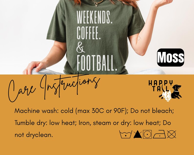 Op de afbeelding: Olijfgroen t-shirt met de witte tekst "WEEKENDS. COFFEE. & FOOTBALL.". De afbeelding toont ook wasvoorschriften en een hondenlogo.