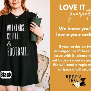 Op de afbeelding: Zwart T-shirt met de witte tekst "WEEKENDS. COFFEE. & FOOTBALL.". Het shirt heeft ook een klein "Black" label. Een persoon houdt een groene getextureerde beker vast. Onderdeel van een kledingcollectie.