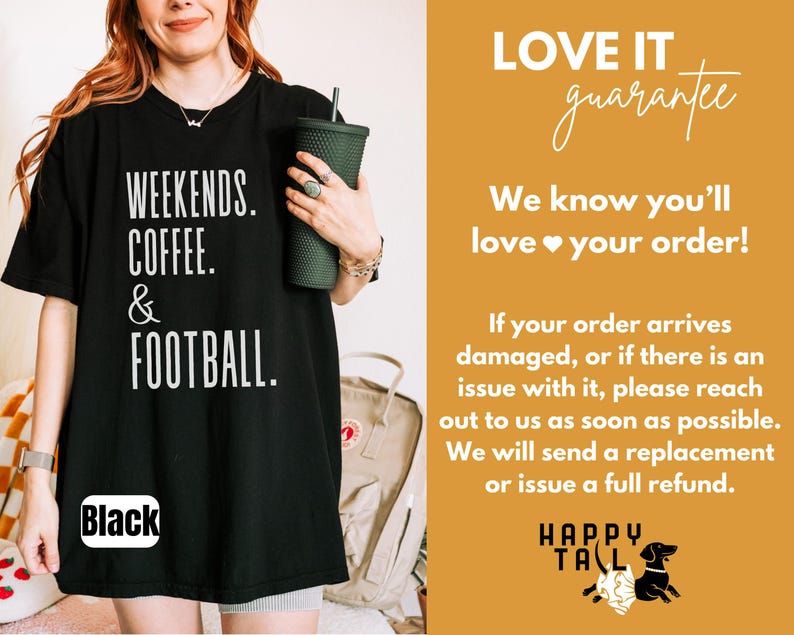 Op de afbeelding: Zwart T-shirt met de witte tekst "WEEKENDS. COFFEE. & FOOTBALL.". Het shirt heeft ook een klein "Black" label. Een persoon houdt een groene getextureerde beker vast. Onderdeel van een kledingcollectie.
