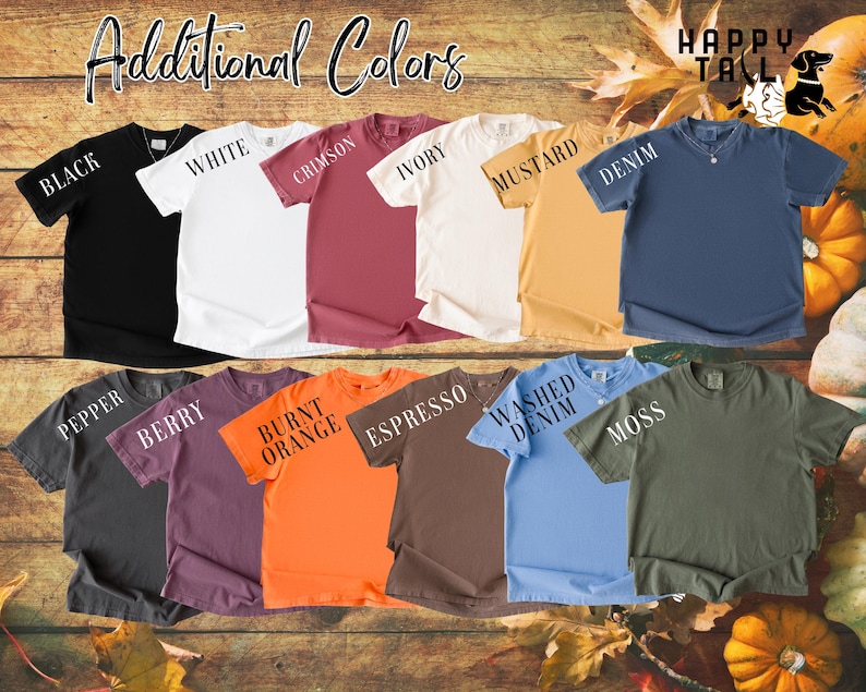 Op de afbeelding: Een verzameling t-shirts met korte mouwen in verschillende kleuren, waaronder zwart, wit, karmozijnrood, ivoor, mosterd, denim, peper, bes, oranje, espresso, washed denim en mos. De tekst "Additional Colors" staat bovenaan.