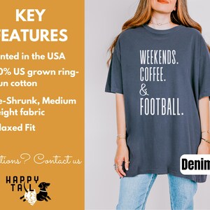 Op de afbeelding: Een denimkleurig t-shirt met de witte woorden "WEEKENDS. COFFEE. & FOOTBALL.". Het shirt heeft een relaxte pasvorm en is gemaakt van 100% in de VS geteeld ringgesponnen katoen. Het shirt is voorgekrompen en van gemiddeld gewicht. Gedrukt in de VS.