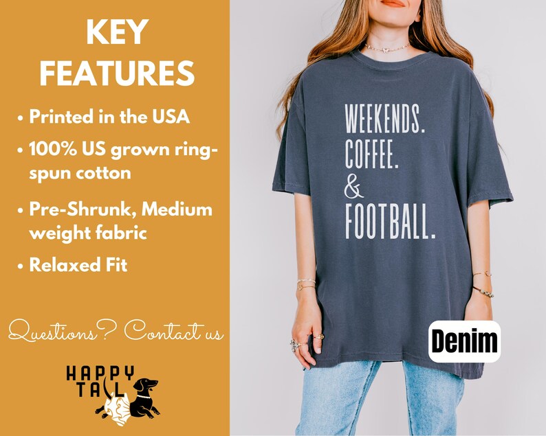Op de afbeelding: Een denimkleurig t-shirt met de witte woorden "WEEKENDS. COFFEE. & FOOTBALL.". Het shirt heeft een relaxte pasvorm en is gemaakt van 100% in de VS geteeld ringgesponnen katoen. Het shirt is voorgekrompen en van gemiddeld gewicht. Gedrukt in de VS.
