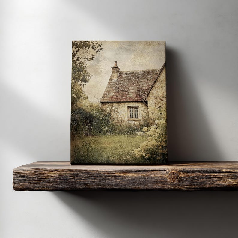 Może przedstawiać: Prostokątny wydruk na pł&oacute;tnie przedstawiający obraz w stylu vintage w stonowanych barwach, ukazujący kamienny domek ze spadzistym dachem, jednym widocznym oknem i kominem. Scena zawiera bujną roślinność, trawiasty teren oraz zachmurzone niebo.