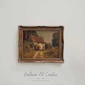 Puede incluir: Pintura vintage enmarcada de una casa de campo con tejado de tejas rojas, rodeada de exuberante vegetaci&oacute;n y un camino de tierra. El marco dorado ornamentado a&ntilde;ade un toque cl&aacute;sico. El texto "Northern Art Creative" y "Vintage Aesthetic Prints" est&aacute; en la parte inferior.