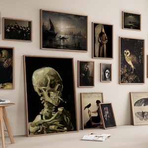 Puede incluir: Una pared de galer&iacute;a con una variedad de obras de arte enmarcadas, que incluyen una calavera, un b&uacute;ho, una figura encapuchada y un bodeg&oacute;n. Las obras de arte se exhiben en una pared blanca con un suelo de madera.