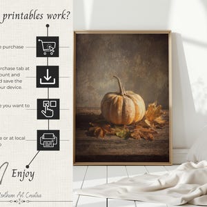 K&ouml;nnte beinhalten: Ein gerahmter Kunstdruck mit einem einzelnen orangefarbenen K&uuml;rbis, umgeben von getrockneten Herbstbl&auml;ttern auf einer Holzoberfl&auml;che. Links zeigt eine Grafik mit dem Titel How do printables work? vier Schritte mit Symbolen f&uuml;r Kauf, Download, Gr&ouml;&szlig;enauswahl und Druck.