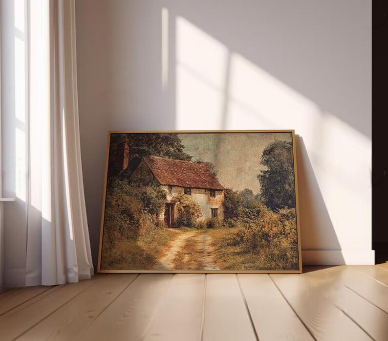 Puede incluir: L&aacute;mina art&iacute;stica vintage enmarcada que representa una pintoresca casa de campo con tejado de tejas rojas y un camino de tierra que conduce a la puerta principal. La obra de arte est&aacute; ambientada en un entorno natural y rural con exuberante vegetaci&oacute;n y &aacute;rboles.