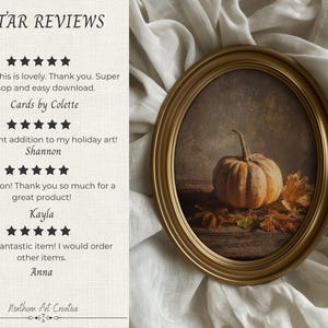 K&ouml;nnte beinhalten: Ein ovaler goldener Rahmen mit einem Stillleben einer einzelnen K&uuml;rbisfrucht, umgeben von getrockneten Herbstbl&auml;ttern. Links zeigt der Text 5 STAR REVIEWS mit Kundenbewertungen von Cards by Colette, Shannon, Kayla und Anna, endend mit Northern Art Creative.
