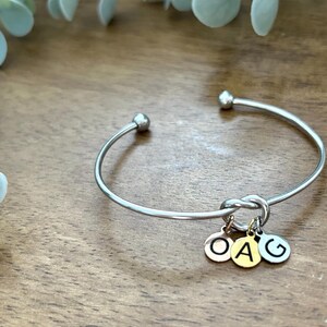 Pulsera con inicial personalizada. Collar con letra grabada. Regalo para el Día de la Madre. Regalo para una amiga. Pulsera con iniciales para niños. Regalo de cumpleaños para mamá.