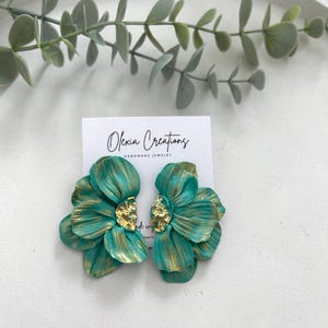 ハーフフラワーイヤリング。チタンニッケルフリーポリマークレイフローラルスタッドイヤリング。ユニークな春と夏のアクセサリー。彼女への誕生日プレゼント