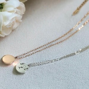Collar de disco pequeño personalizado. Colgante de letra de oro personalizado. Delicado regalo de joyería minimalista para ella. Regalo para el día de San Valentín. Regalo para el día de la madre.