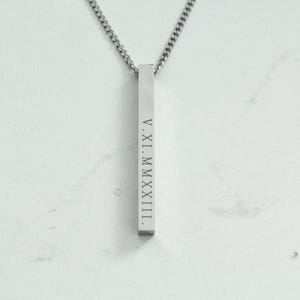 Geschenk zum Vatertag. Halskette Geschenk für Papa. Halskette mit römischer Datumsgravur. Geschenk zum Geburtstag für Ihn. Valentinstag für Männer. Namenskette für Kinder.