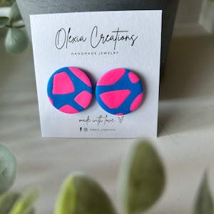 Kolczyki Neon Pink. Rozmiar 22 mm. Pomysł na pudełko prezentowe dla niej. Fajny prezent dla żony dziewczyny. Prezent urodzinowy dla niej. Niepowtarzalny prezent. Ręcznie robione kolczyki
