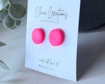 Coole Ohrstecker in Neon Pink. handgefertigte Ohrringe. Geschenk Box Idee für Freundin. Valentinstag Geschenk für Sie. Geschenk für Frau