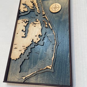 Carte topographique en bois des Outer Banks, Caroline du Nord | Carte en relief 3D du tilleul d'Amérique | Art mural côtier | Décoration nautique | 6 3/8" x 11 3/8"