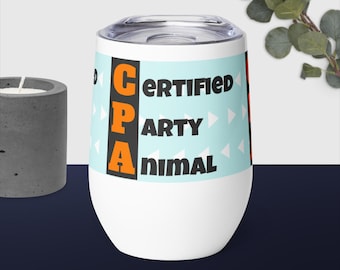 Op de afbeelding: Een witte roestvrijstalen wijnglas met een blauwe en witte achtergrond. De beker heeft zwarte tekst die "Certified Party Animal" luidt, met de letters "CPA" in oranje.