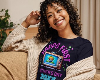 Op de afbeelding: Een marineblauw T-shirt met een retro videogame-ontwerp. Het ontwerp bevat een televisiescherm met een cartoonfiguur en de tekst "Happy First Mother's Day 20XX".