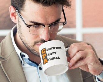 Op de afbeelding: Witte keramische mok met de tekst "CPA Certified Party Animal" in zwarte en oranje letters.