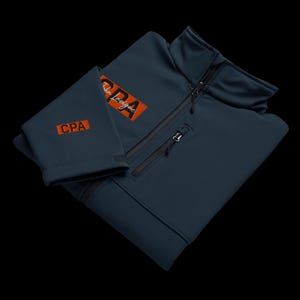 Op de afbeelding: Een marineblauwe jas met ritssluiting met de letters "CPA" in oranje op de mouw en borst. De jas heeft een klein borstzakje en een zwarte ritssluiting. De tekst "John Lavigne" staat boven het CPA-logo.