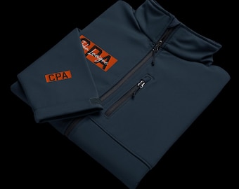 Op de afbeelding: Een marineblauwe jas met ritssluiting met de letters "CPA" in oranje op de mouw en borst. De jas heeft een klein borstzakje en een zwarte ritssluiting. De tekst "John Lavigne" staat boven het CPA-logo.