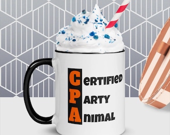 Op de afbeelding: Een witte keramische mok met een zwarte handgreep. De mok heeft een zwarte omtrek en de tekst "CPA" in oranje letters. De tekst "CERTIFIED PARTY ANIMAL" staat in zwarte letters onder de oranje letters.