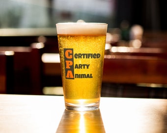 Op de afbeelding: Een glas bier met een etiket waarop "CPA Certified Party Animal" staat.