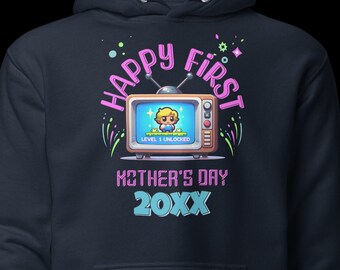 Op de afbeelding: Een marineblauwe hoodie met een roze en groene afbeelding van een retro-televisie met de tekst "Happy First Mother's Day 20XX" en een gepixelde figuur in de televisie.