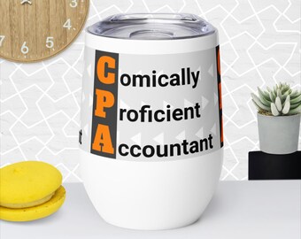 Op de afbeelding: Een witte roestvrijstalen wijnglazen met een zwart en oranje ontwerp. De tekst op de wijnglazen luidt "CPA: Comically Proficient Accountant".