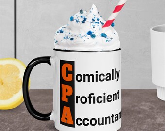 Op de afbeelding: Een witte keramische koffiemok met een zwart handvat en een zwarte rand. De mok heeft de tekst "CPA" in oranje letters met de woorden "comically proficient accountant" er verticaal naast geschreven. De mok is gevuld met slagroom en een rood-wit gestreepte rietje.