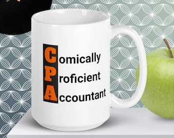 Op de afbeelding: Witte keramische koffiemok met een zwart en oranje ontwerp. Het ontwerp zegt "CPA" met de woorden "Comically Proficient Accountant" die er verticaal naast staan.