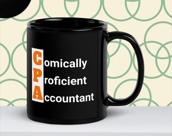 Op de afbeelding: Zwarte koffiemok met een wit ontwerp waarop "CPA" staat, met daartegenover de woorden "comically proficient accountant" verticaal geschreven.