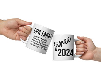 Op de afbeelding: Twee witte koffiemokken met zwarte tekst. Eén mok zegt "CPA (AKA) Master of Audits Planning Expert Tickmark Aficionado Wizard of Reporting Gatekeeper of Filings". De andere mok zegt "Since 2024".