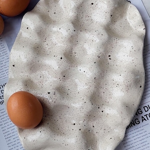 Suporte para ovos artesanal com estampa de pintas, bandeja artesanal para ovos