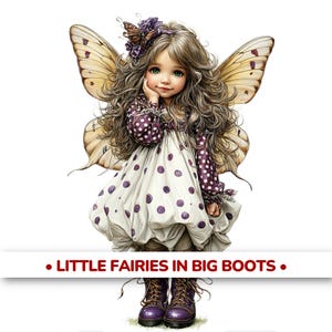 以下が含まれることがあります： 大きな蝶の羽を持つ妖精のデジタルイラスト。紫のドット柄の白いドレスと紫のブーツを着用しています。妖精は長く波打つ髪をしており、髪には花と蝶がいます。「LITTLE FAIRIES IN BIG BOOTS」というテキストが下にあります。