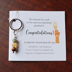 Gefeliciteerd kristallen sleutelhanger, beste wensen kristal, ze geloofde dat ze het kon, toen sloeg ze het in, gefeliciteerd kaart, afstudeercadeau