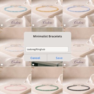 Puede incluir: Una cuadr&iacute;cula de nueve pulseras en varios colores, incluyendo azul claro, amarillo, lavanda, blanco, rosa, verde y negro. Cada pulsera presenta peque&ntilde;as cuentas y un cierre plateado. Una ventana central muestra el texto Minimalist Bracelets.