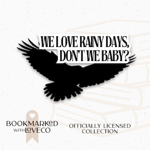 Kochamy deszczowe dni Cytat Raven Dom | Seria Ravenhood - Wodoodporne, winylowe naklejki dla miłośników książek | przez Bookmarked.WithLoveCo