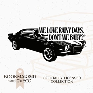 Kochamy deszczowe dni Czarny Camaro Dom Cytat | Seria Ravenhood - Wodoodporne, winylowe naklejki dla miłośników książek | przez Bookmarked.WithLoveCo