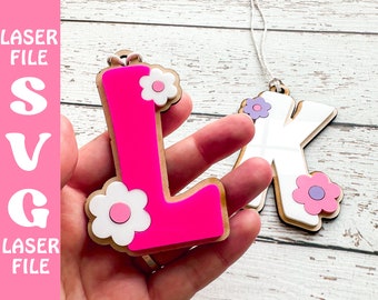 Sac à dos Initial Tag Laser SVG | Forgelumineuse | Téléchargement numérique | cadeau pour fille avec panier de marguerites | Fichier découpé au laser pour étiquette de sac Initiale en forme de fleur