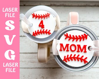 Może przedstawiać: Dwa białe, okrągłe nakrywki na napoje z czerwonymi szwami baseballowymi i czerwonymi napisami. Jedna nakładka ma napis "MOM", a druga "4".
