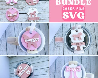 Puede incluir: Un conjunto de cinco archivos SVG cortados con láser para un vaso personalizado. Los diseños incluyen una mariposa, un caballo, un lazo, flores y un monograma. Los diseños son en rosa y blanco y presentan el nombre "Kennedy".