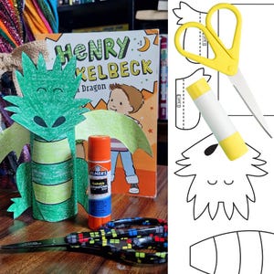 Könnte beinhalten: Ein grüner Papierdrache aus einer Papprolle, ein orangefarbener Elmer's Klebestift und eine Schere mit schwarzem Griff und buntem Muster. Daneben liegt eine Papiervorlage mit Umrissen von Drachenteilen, einer gelben Schere und Klebstoff.